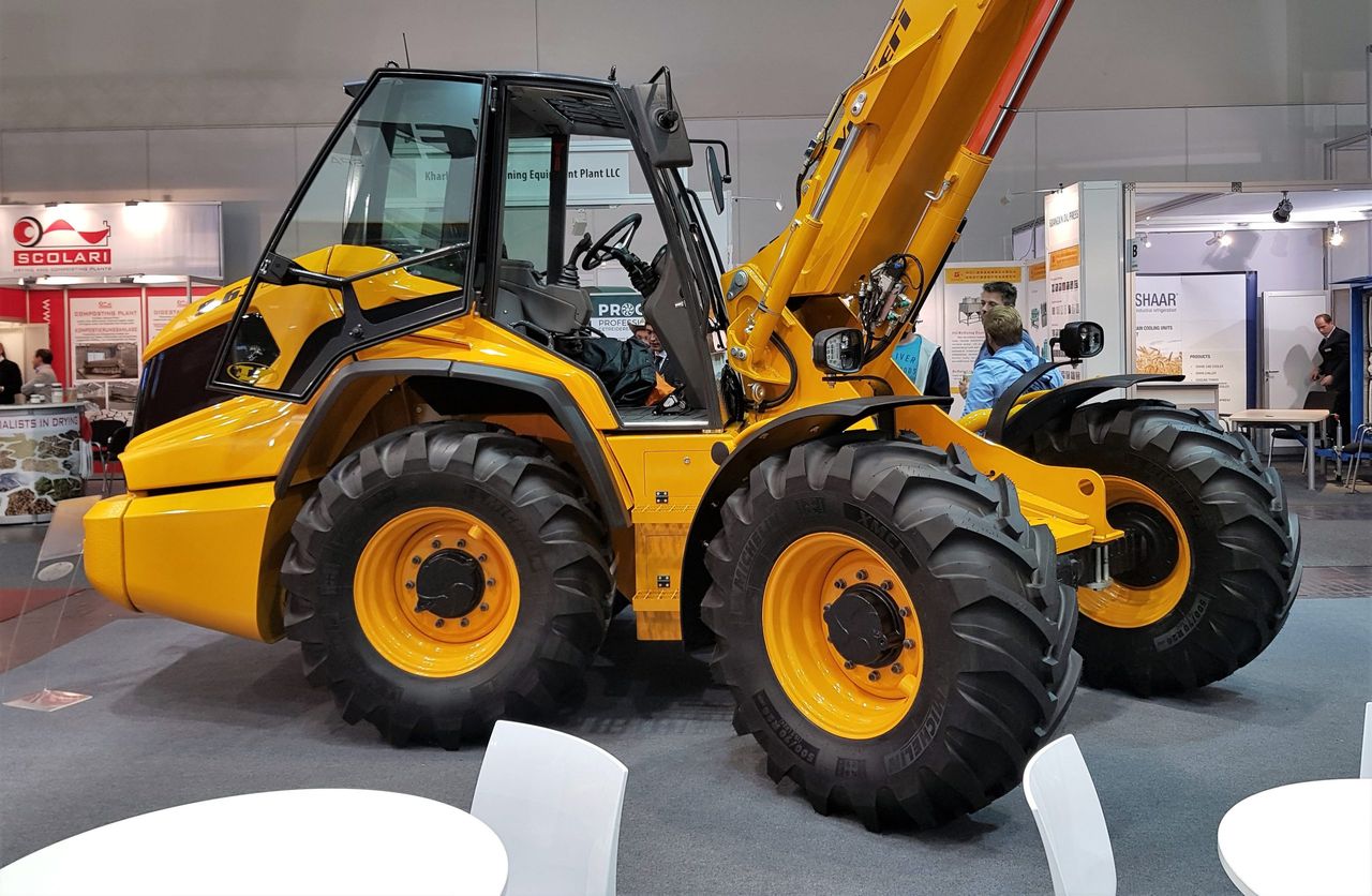 Pics: Can Venieri raise the stakes with its new, pivot-steer telehandler?