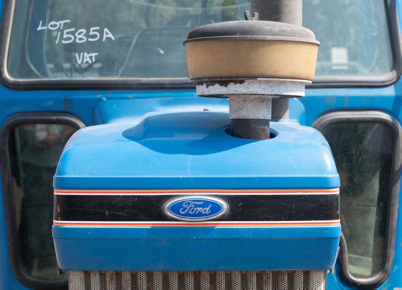 Auction report: Well-aged tractors, of a 'blue hue', under the hammer