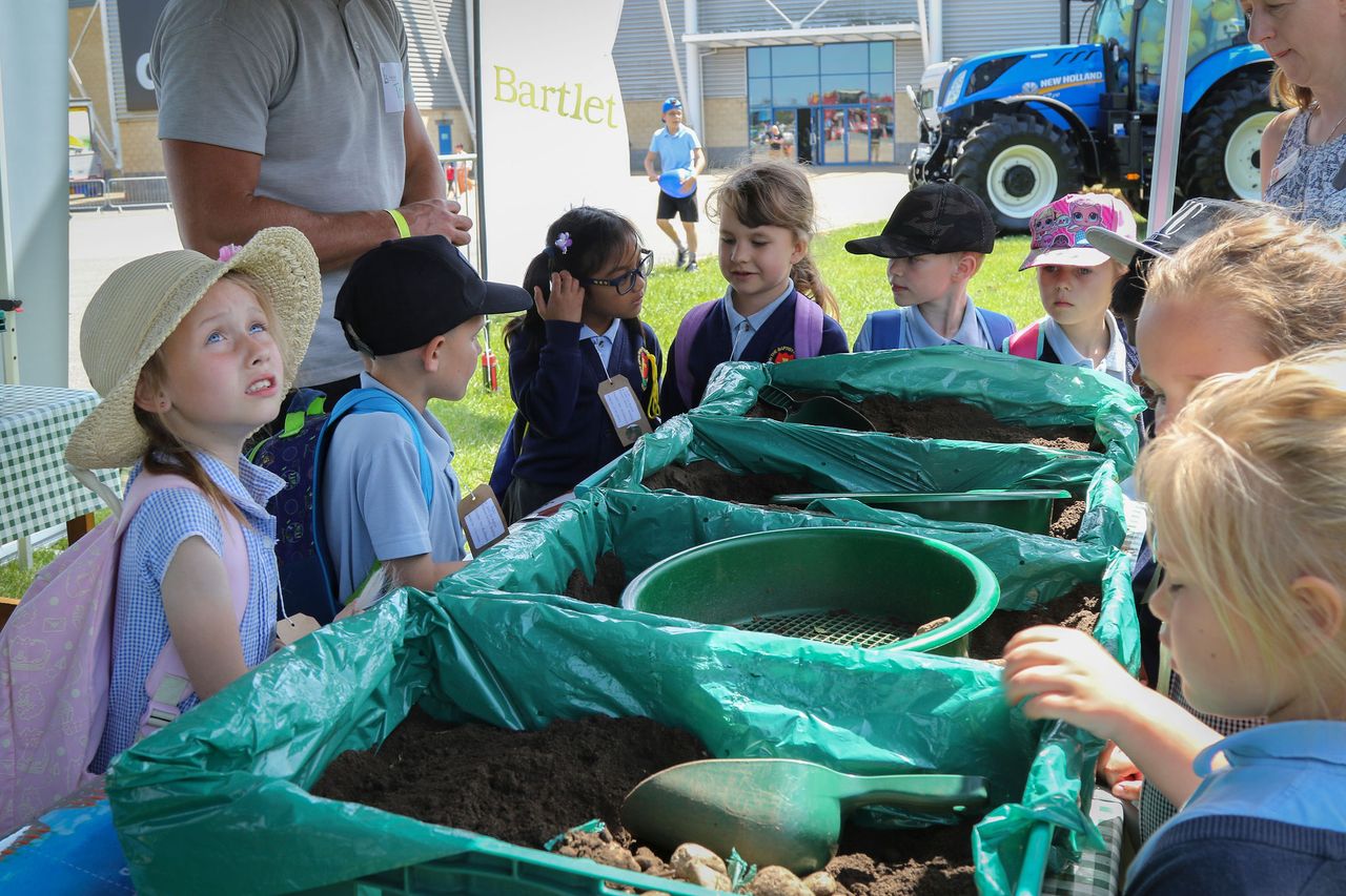 Over 900 schools and homes take part in first-ever Virtual Food and Farming Day