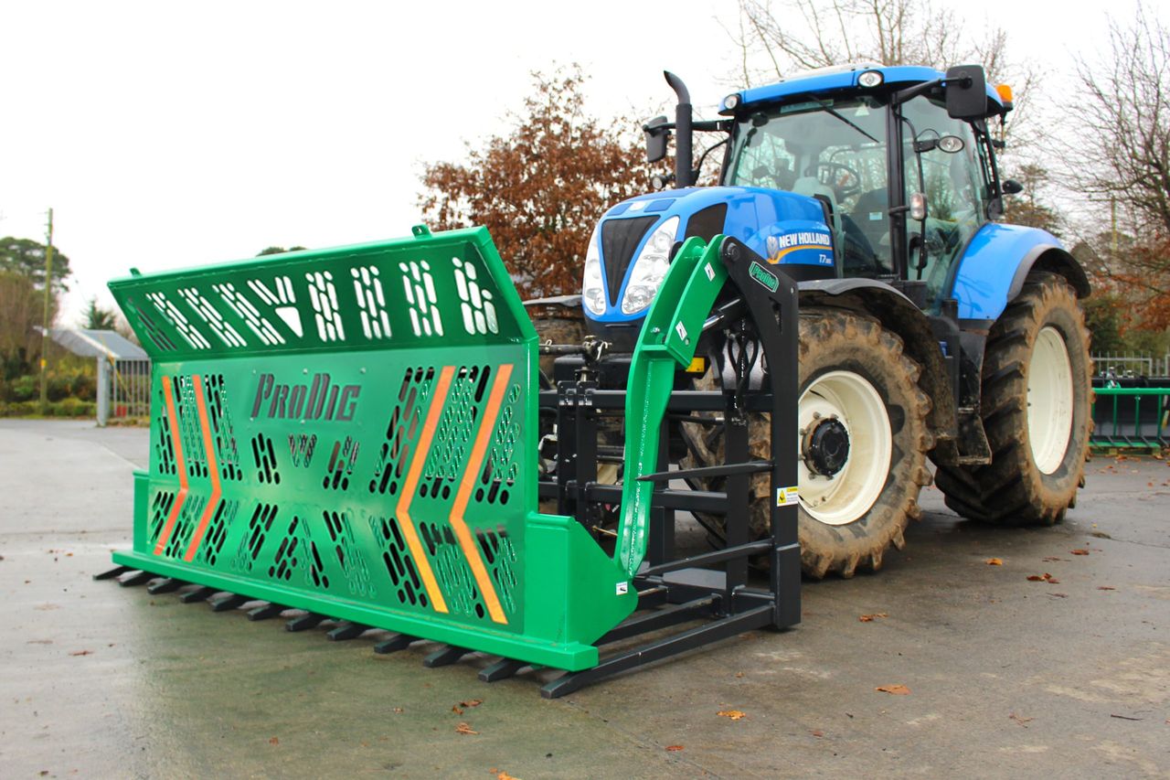 Tackling the silage: Tip and 'flick' or use this push-off fork?