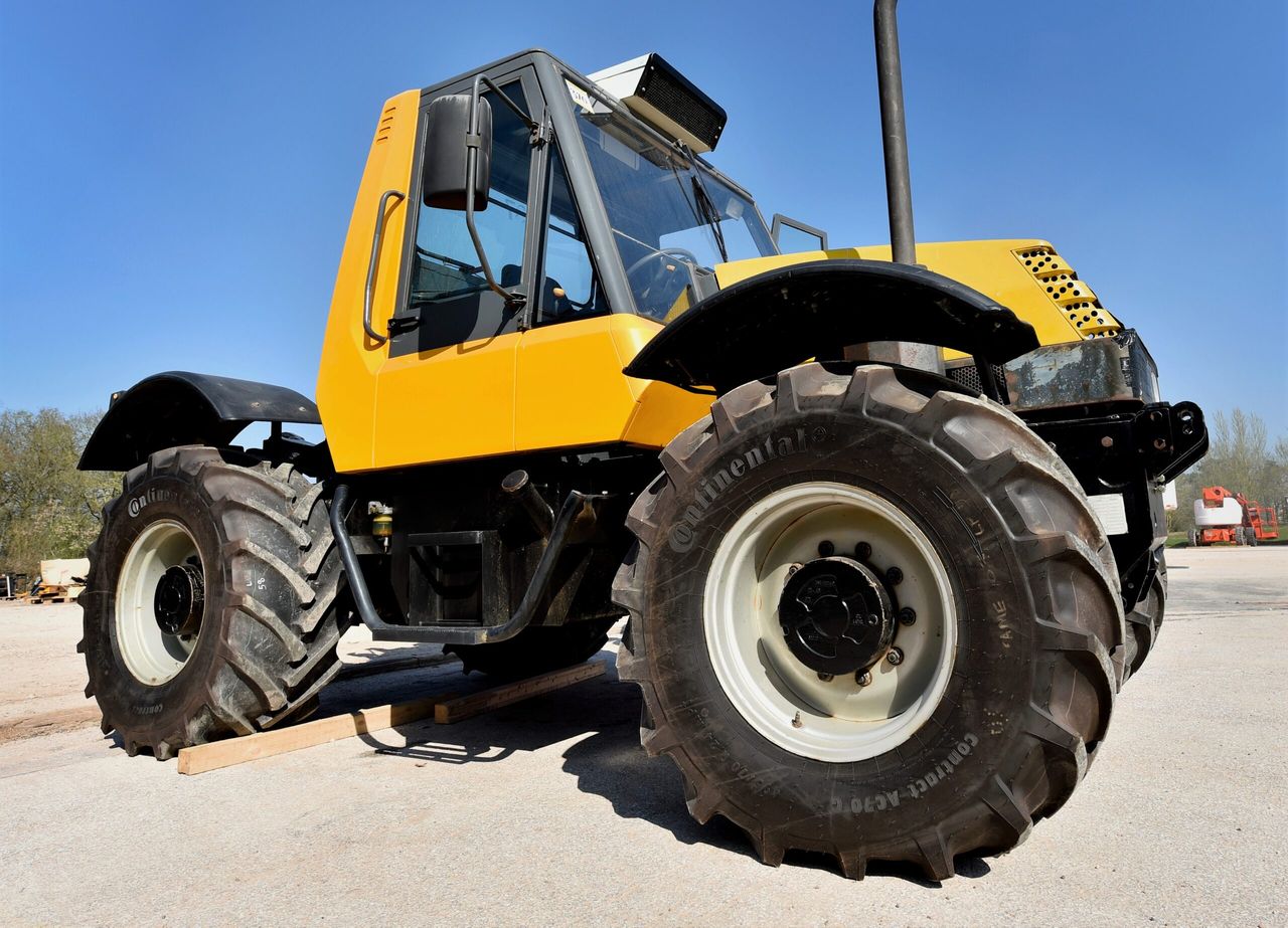 Historic JCB bought by ‘Fastrac enthusiast’ from Northern Ireland