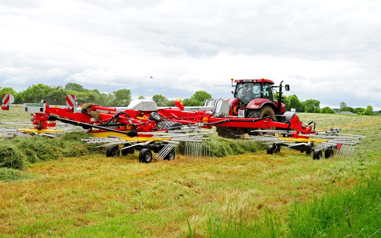 Video: Pottinger 4-rotor rake in Co. Cork keeps the harvester happy